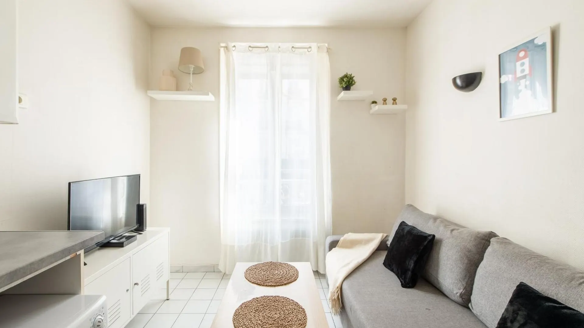 1 Bedroom Ideally Located Only 1 Minute To The Metro In Montmartre Neighbourhood Apartment