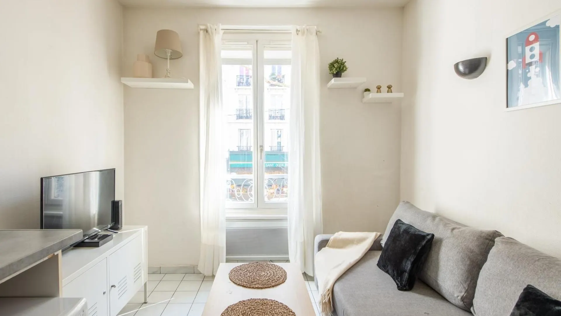 1 Bedroom Ideally Located Only 1 Minute To The Metro In Montmartre Neighbourhood Apartament *