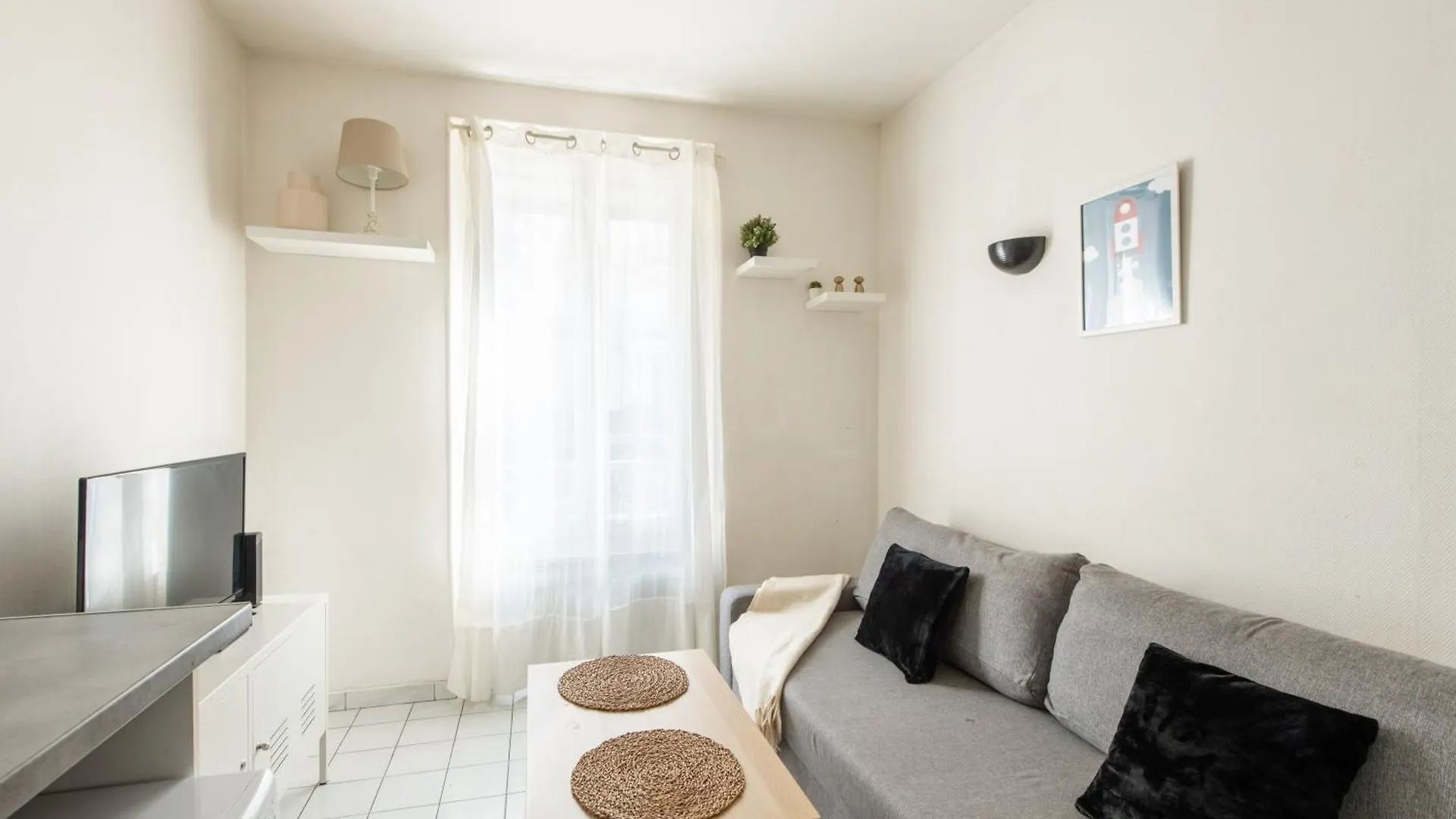 1 Bedroom Ideally Located Only 1 Minute To The Metro In Montmartre Neighbourhood Paryż