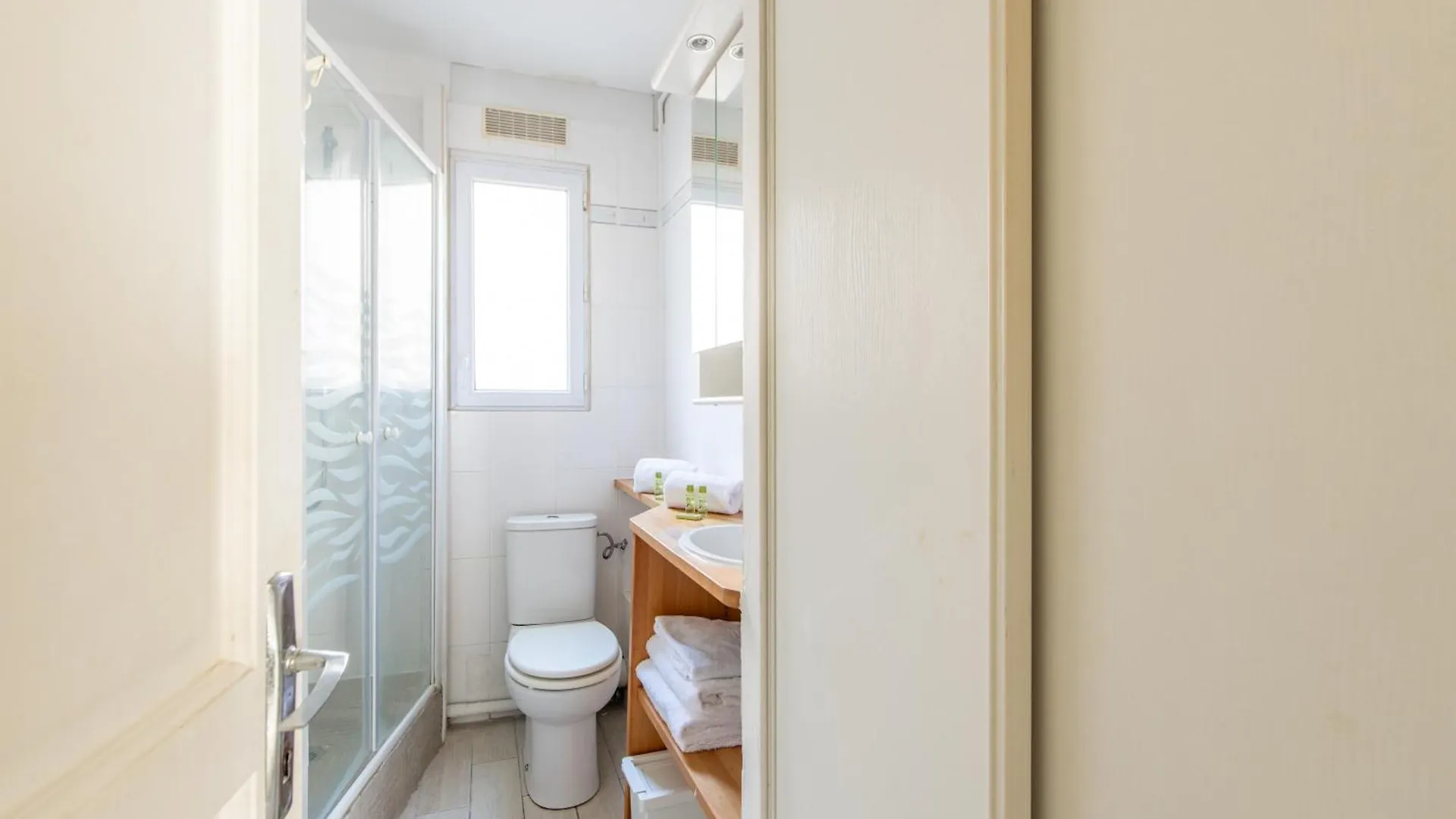 1 Bedroom Ideally Located Only 1 Minute To The Metro In Montmartre Neighbourhood Apartament Paryż