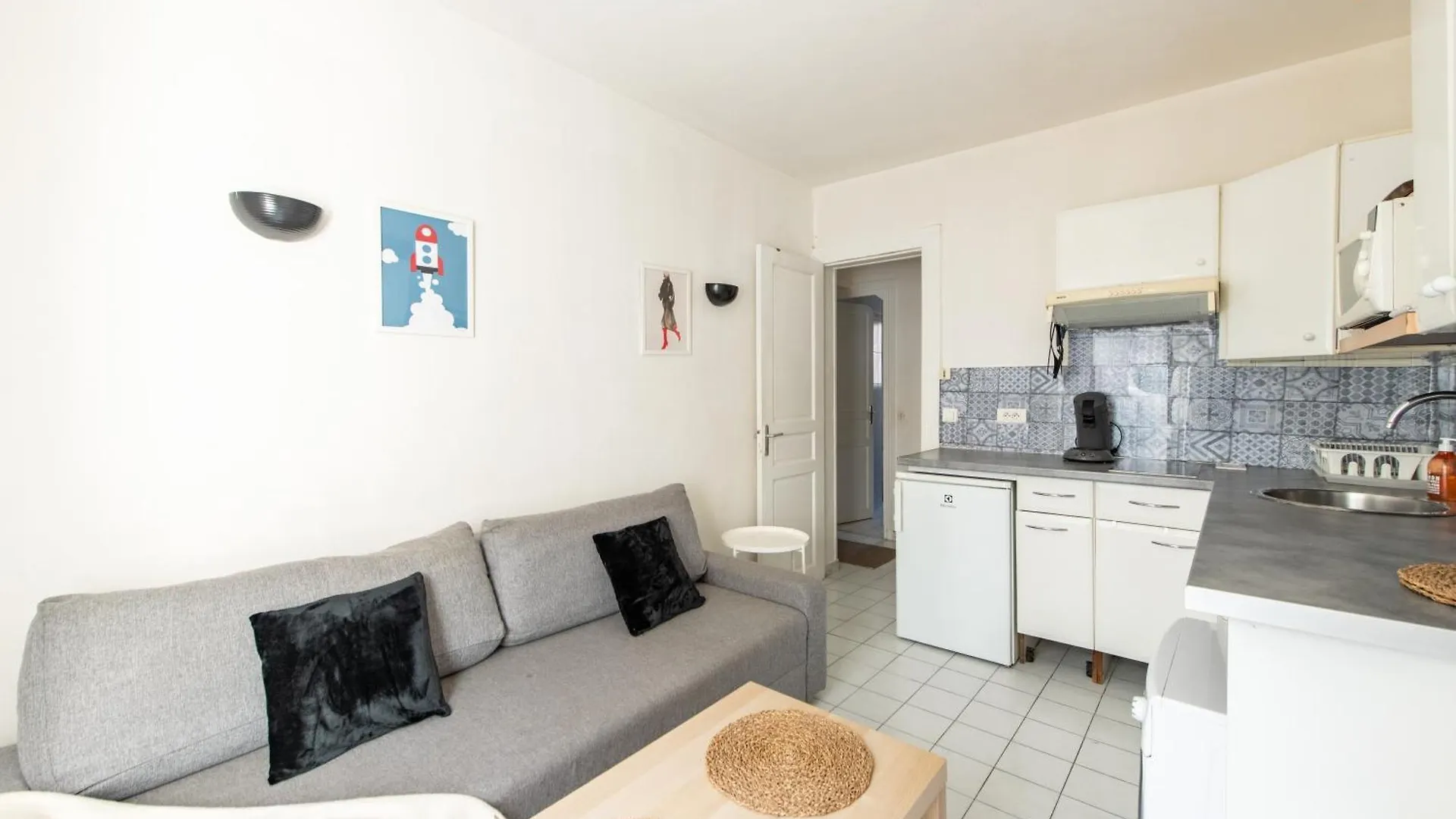 1 Bedroom Ideally Located Only 1 Minute To The Metro In Montmartre Neighbourhood Apartment