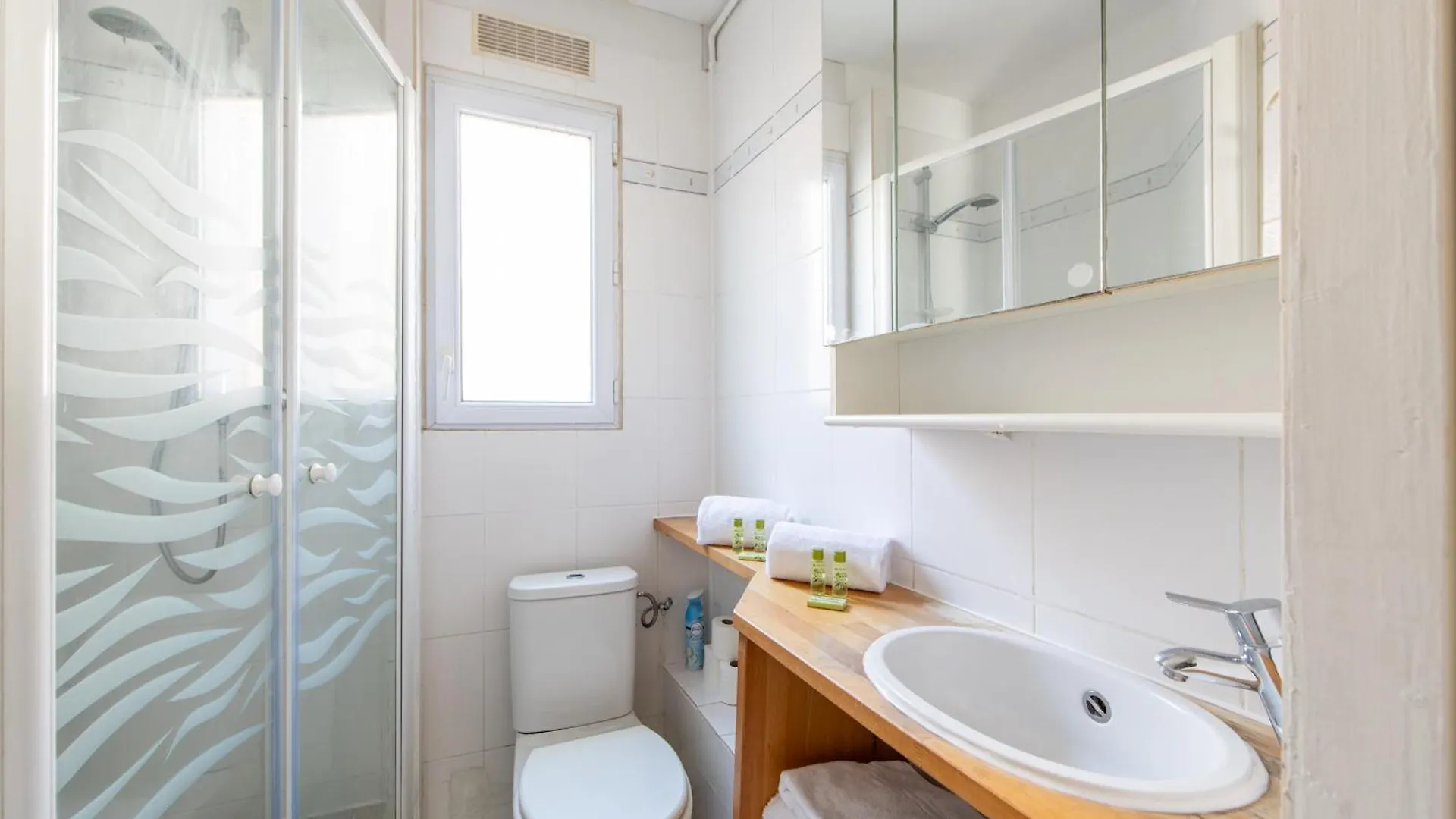 1 Bedroom Ideally Located Only 1 Minute To The Metro In Montmartre Neighbourhood Apartament Paryż