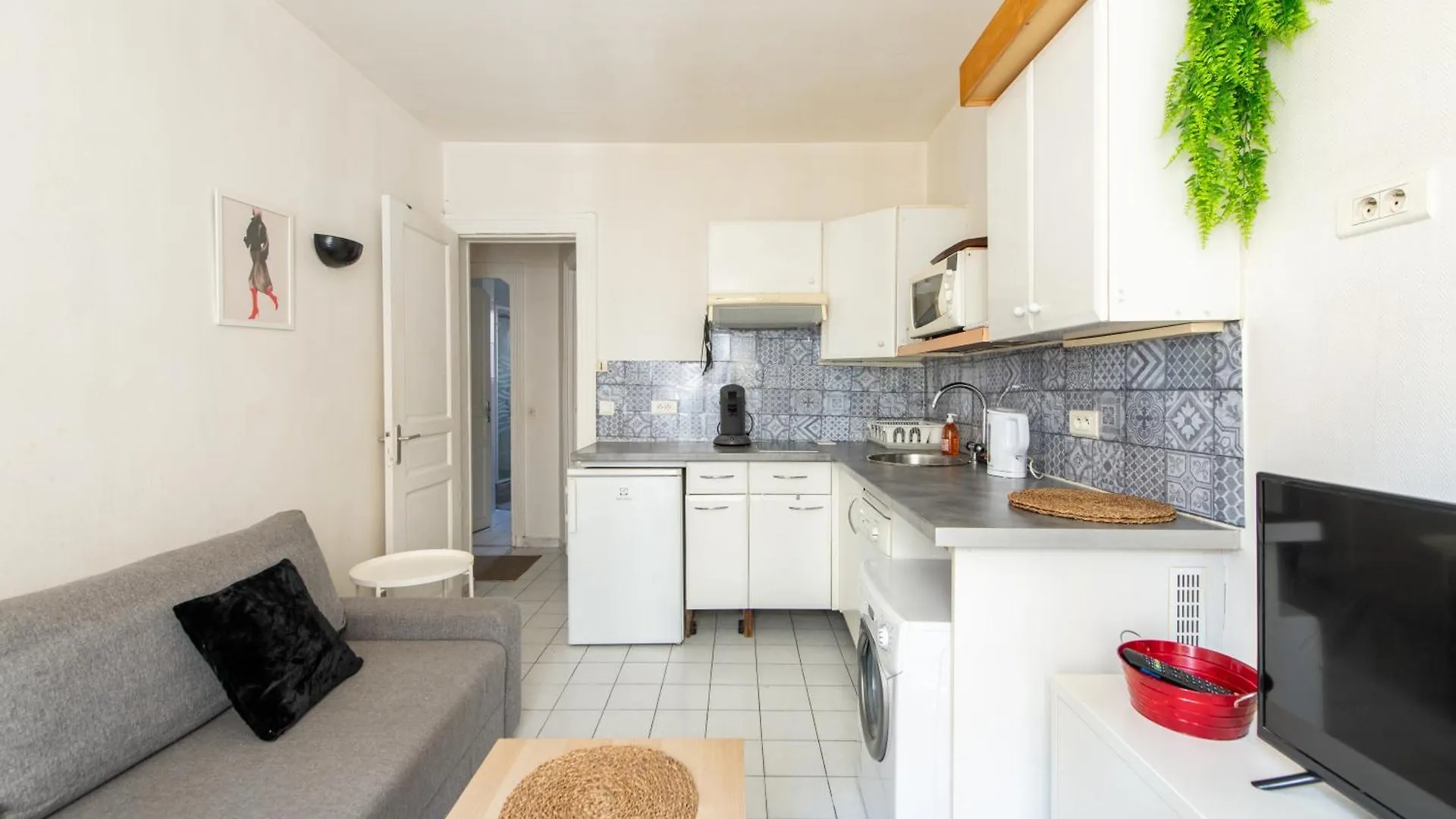1 Bedroom Ideally Located Only 1 Minute To The Metro In Montmartre Neighbourhood Apartament Paryż